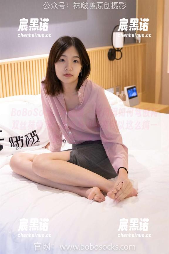 BoBoSocks袜啵啵 - 看周周如何驾驭两双丝袜叠穿，厚肉外加油亮可以这么搞—无圣光全新套图！