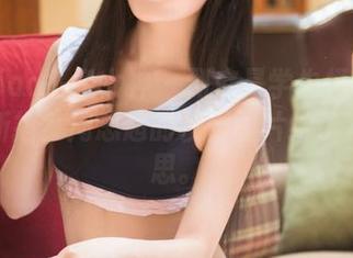 TouTiao头条女神 - 到底是学生模样还是另有所指？周思超的校服图片给了我们反思。