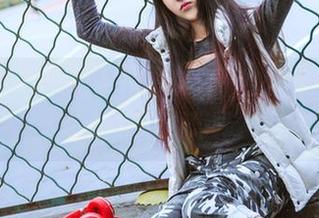 TouTiao头条女神 - 最新一套水手服，申美嫣，你就不能换个姿势吗？太乏味了...