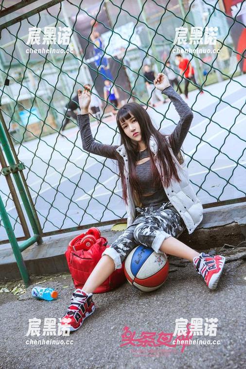 TouTiao头条女神 - 最新一套水手服，申美嫣，你就不能换个姿势吗？太乏味了...