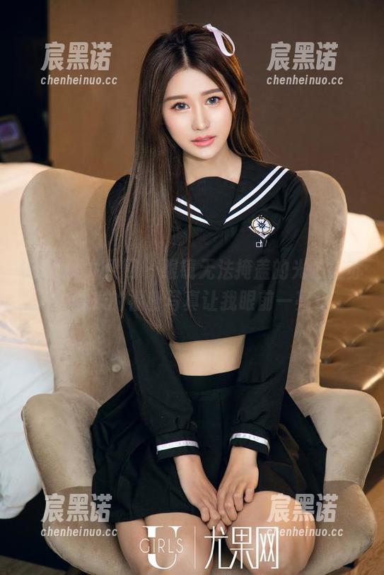 UGirls尤果网 - 眼镜无法掩盖的光芒，苏糯米的福利写真让我眼前一亮
