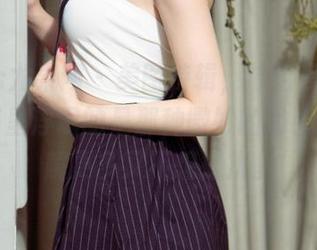 UGirls尤果网 - 美图特辑，陈怡曼的红裙，脑海里浮现的是那种微妙的吸引，想了解更多又不想打扰。