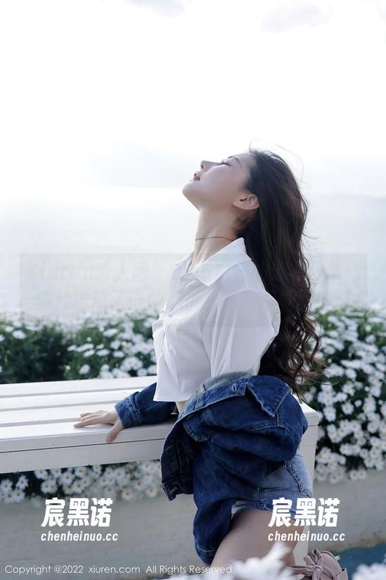 Xiuren秀人网 - tina甜仔的泳衣合集：照片撩动了谁的心事，不知不觉就沉溺