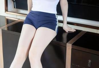 Xiuren秀人网 - 刘婷婷的女神写真分享：光环与尴尬同在！