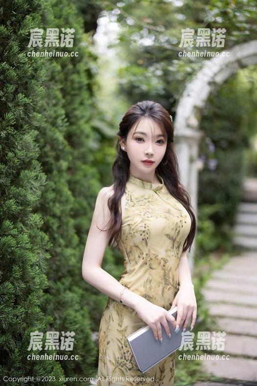 Xiuren秀人网 - 区静瑶的裤里丝：会让你觉得穿马甲的人报应的时候到了，哈哈
