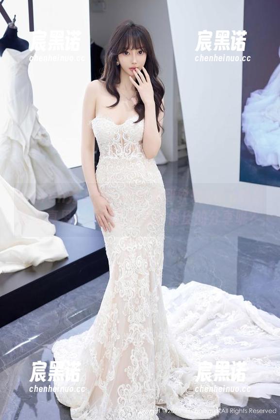 Xiuren秀人网 - 谁会想到软软Roro的吊带写真里，夹杂了这么多俏皮的分享呢？