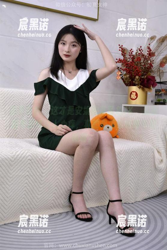 初夏女神 - 这才是安妮的草莓色JK，私拍图集拍得让人心痒，真的是怎么也移不开眼啊。