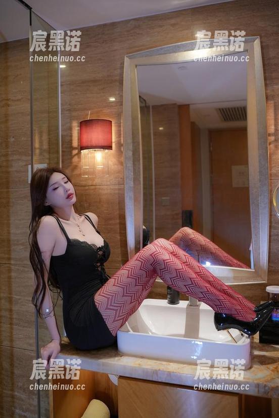 周妍希 微密圈 - 黑丝高跟下的周妍希:脆弱的小心脏快被太阳晒干了