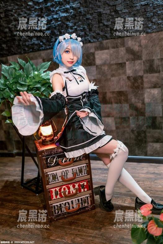 看到喵糖映画的这个白丝双马尾少女，原图后甜蜜满分，分享后我已经在想要不要收藏了。
