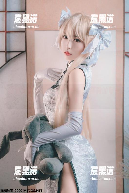 在喵糖映画的最新写真中，小萝莉的每一个wink都能让人心软～