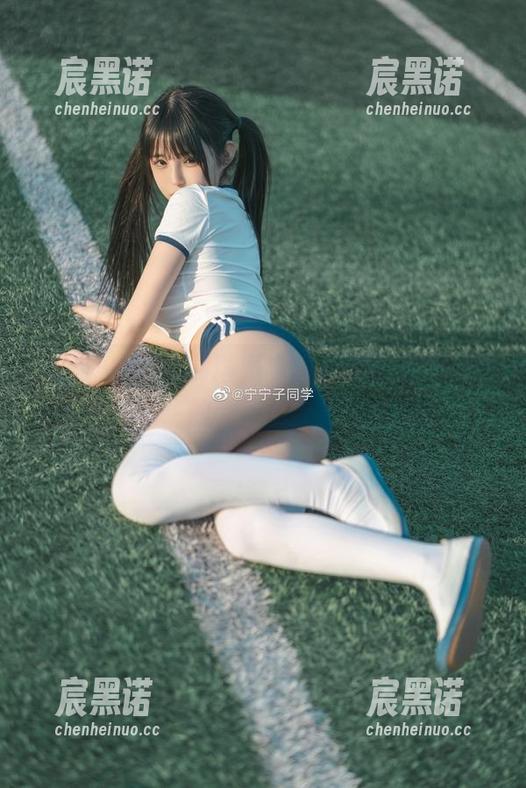 失眠小宁，把制服概念演绎成了无可替代的美图资源。