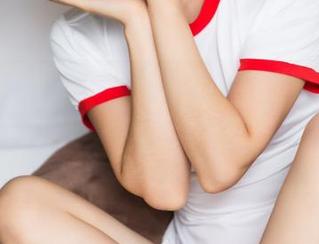 头条女神 - 透过刘瑾希的校服图包，福利与画面感怪怪的结合，太刺激没理由不看。