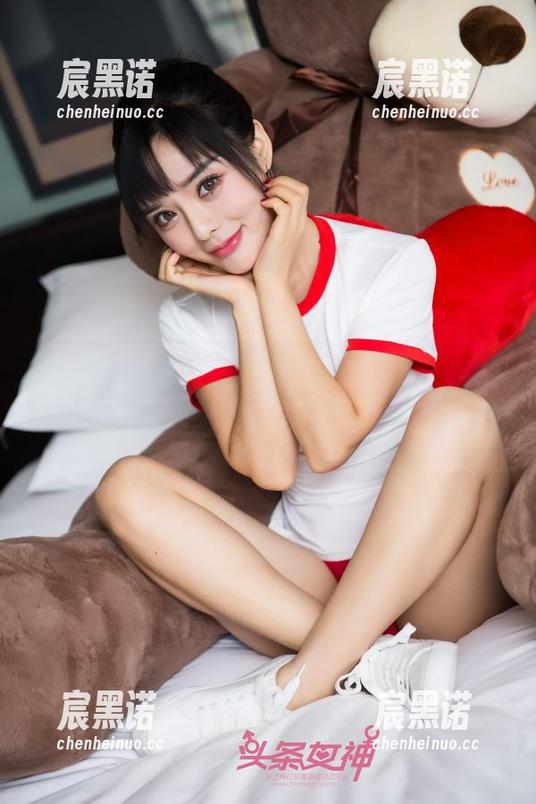 头条女神 - 透过刘瑾希的校服图包，福利与画面感怪怪的结合，太刺激没理由不看。