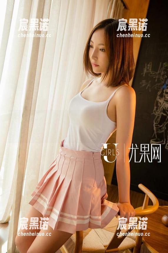尤果网 - 咱们的莉恩，正在用职业装资源诠释“穿什么都好看”这句老话。