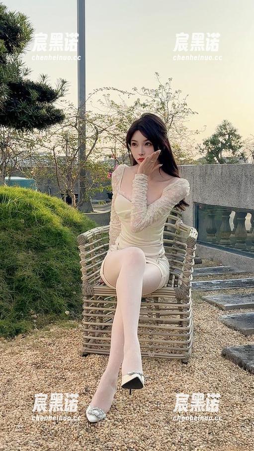 微密圈 - 徐莉芝这张泳装美图真心不错，下载后细品一下也没问题吧？