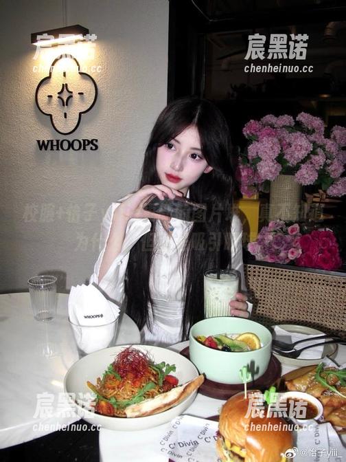 校服+怡子yiii=更新的图片堆，真不知道为什么，但就是吸引眼球。