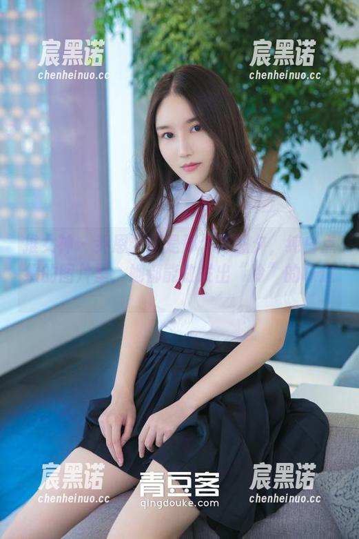 推女神 - 乔恩夕还是那个乔恩夕，纯白点缀的图片里，她都能散发出“冷”的味道。