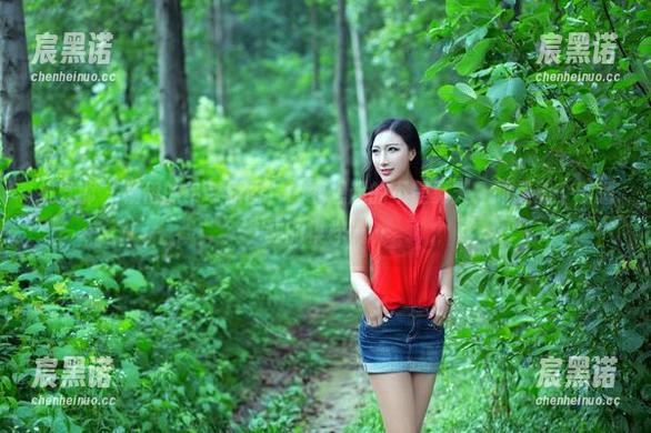 推女郎 - 杨伊的吊带原图，让我想起的不是夏天，而是那个刚睡醒的模样……