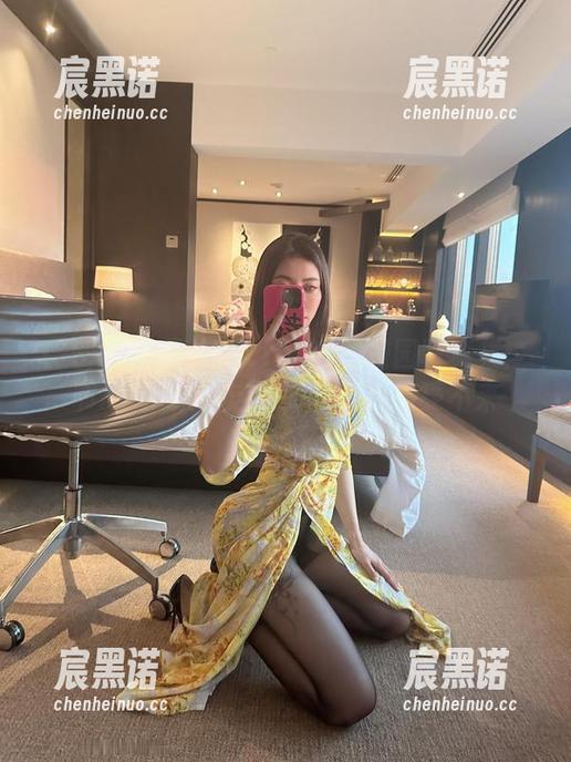 微密圈 - 果儿Victoria的校园写真集：书本+风景，这搭配我有点接受不来