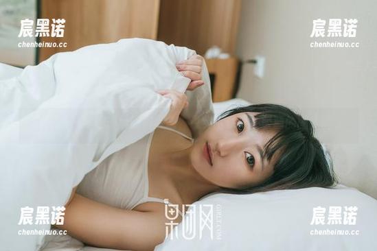 果团网-莫雅琪 果团网 - 莫雅琪的短裤姿态,说实话就是个吸睛的图库啊。