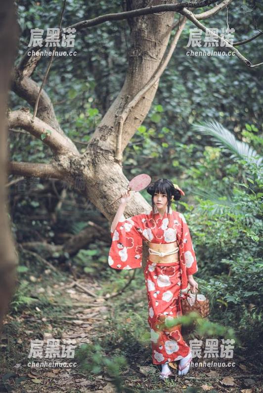 看着“桜桃喵”的吊带作品，真想问问她怎么想到这点子的…