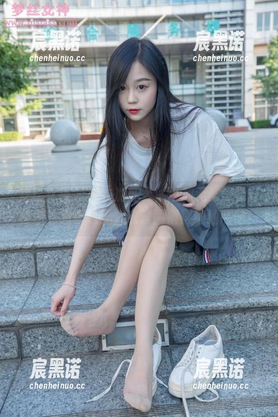 梦丝女神 - 皮衣加苏柔，再加无圣光，打破你的想象边界，这套图值得细细品味！