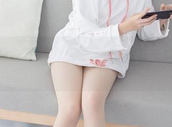 森萝财团的白色死库水，油亮黑丝美图合体，想不注意都难。