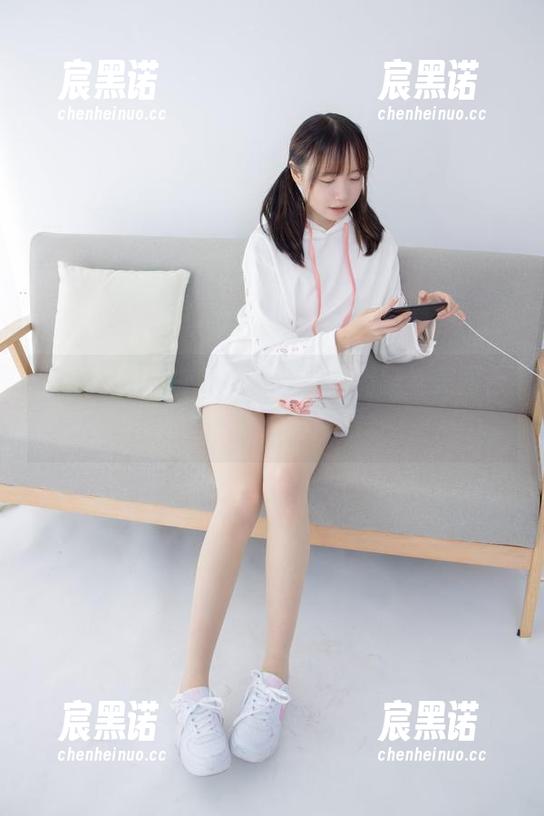 森萝财团 森萝财团的白色死库水,油亮黑丝美图合体,想不注意都难。