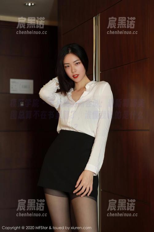模范学院 - 宅兔兔的新尝试：最新制服美图总算不在书桌前了，谁懂我说的是什么？