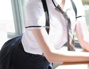模范学院 - 最新品味：慕羽茜演绎的皮衣，走路都像在走秀！