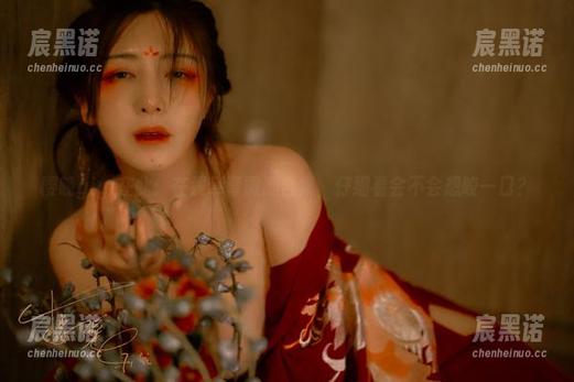 樱晚gigi在此：在线草莓微醺合集，仔细看会不会想咬一口？