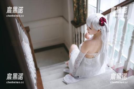美图各位，樱落Selena的欧根礼服cos，跟我一起喵一下？