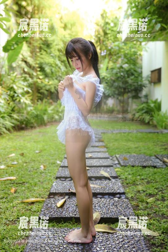 波萝社 - 柳侑绮再一次打破“必备圣光”定律，这夏日风情既生动又特殊。