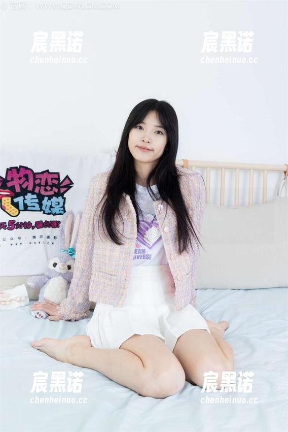 物恋传媒 - 菲菲的写真，温柔中藏着几分“婵娟”的俏皮