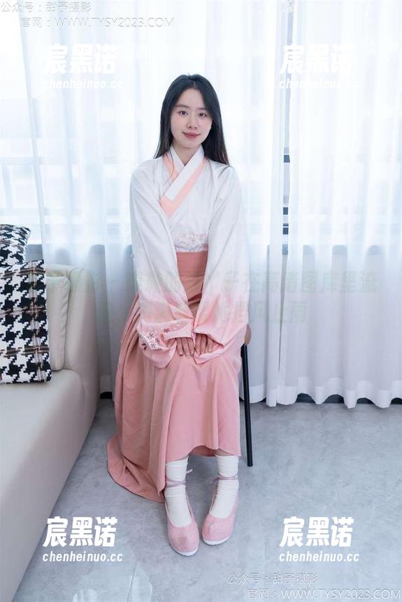 甜予摄影 - 璇璇的脚丫子在高清图库里流浪，洞洞鞋帮她挡风止雨