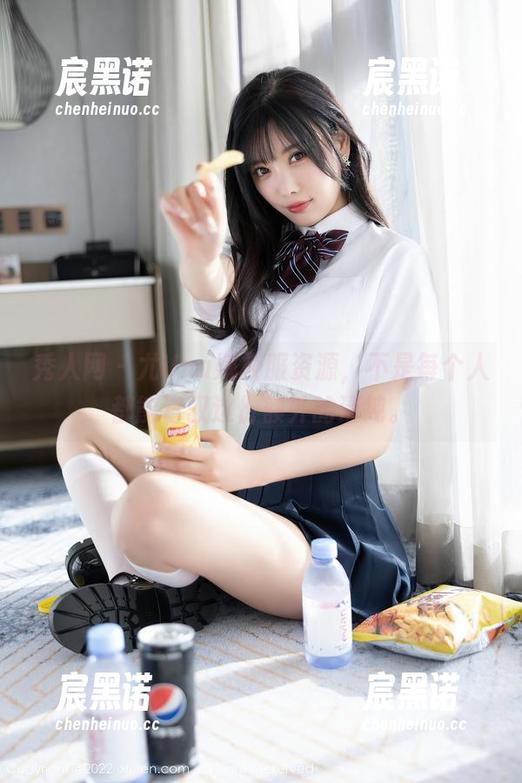 秀人网 - 尤Una娜校服资源，不是每个人都能驾驭这份额外的清纯。
