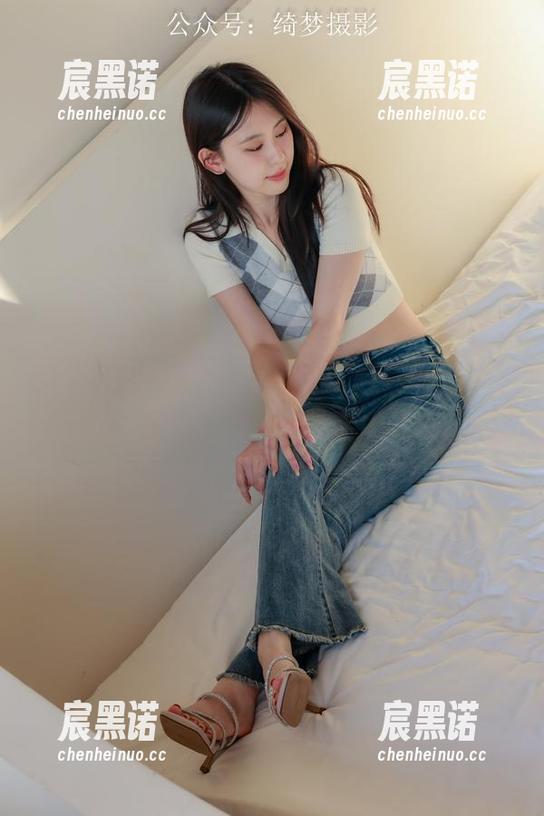 绮梦摄影 - 别问小艺为什么戴眼镜，下载她的写真，让你明白！
