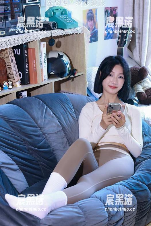 绮梦摄影 - 瓜瓜的办公室：网盘里的私密写真，屏幕对面你没见过的她。
