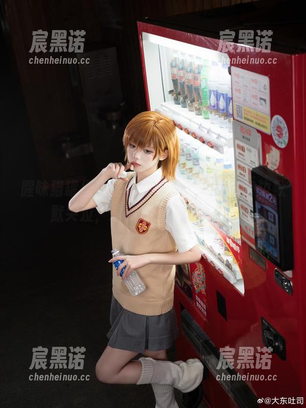 腥味猫罐携白丝写真亮相，猫咪在旁边默默哭泣，这到底是怎样一出戏？