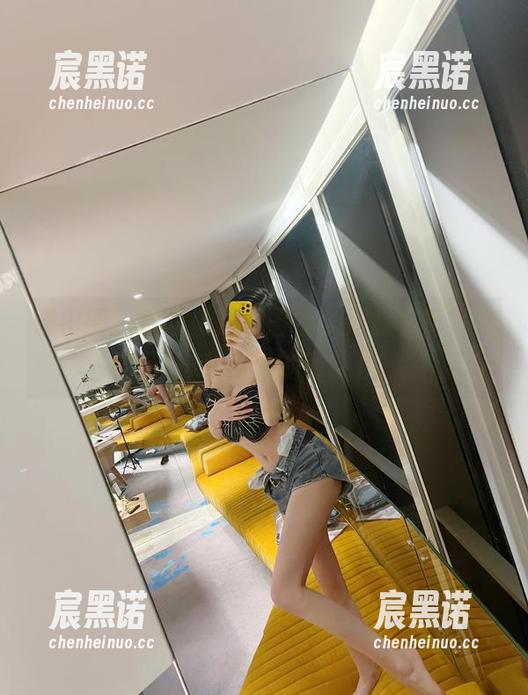 微密圈 - 葛征的高跟冒险，红底写真犹如另一种生活的可能性