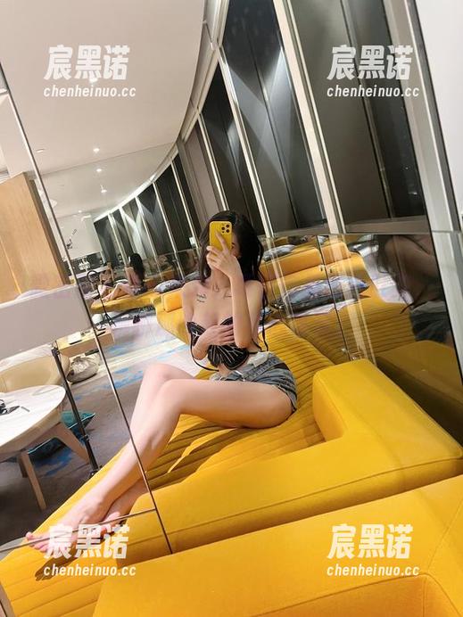 微密圈 - 新瓜来袭，葛征作品红色肚兜，聊聊那唤起的春心荡漾。