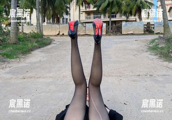 微密圈 - 迷人的五姨太连体：在图包里发现挣扎着甩掉的邋遢