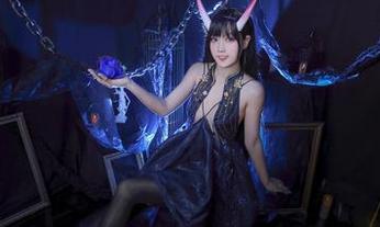 里见年一，定制白色睡衣写真，没什么特别的，就是一份恰到好处的恬淡。