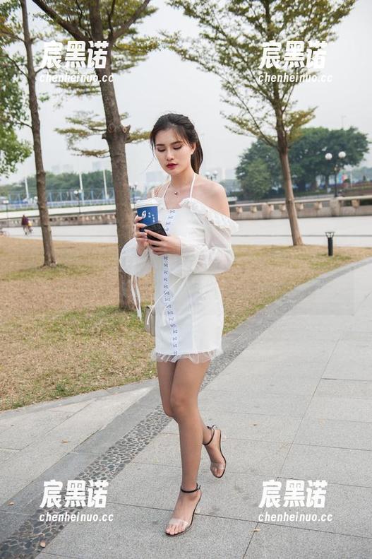 魔镜街拍-婷婷 魔镜街拍 - 婷婷的工作日常:图片中黑丝带来的魔力,谁能抵挡呢?