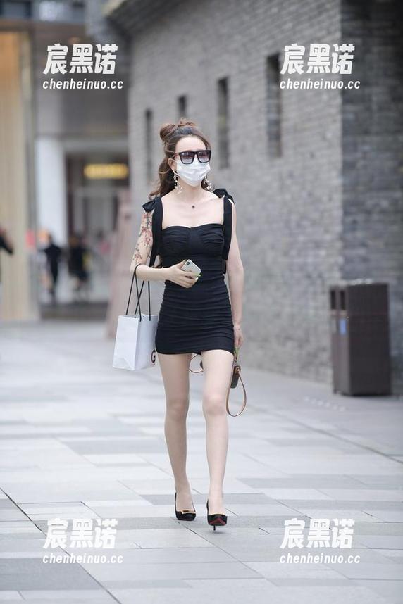 魔镜街拍 - 最新发布，婷婷辛苦在寒风中摆拍，肉丝裙子拯救了她的圣诞节？
